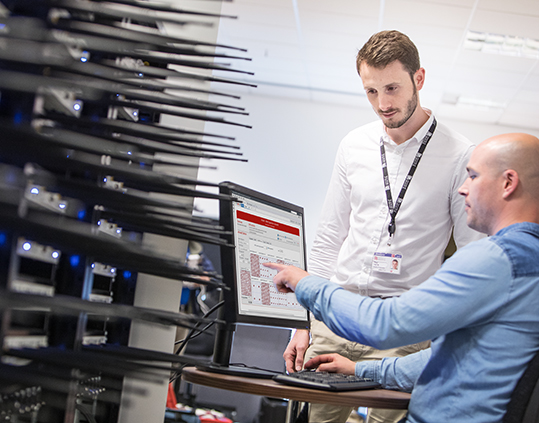 革新的な技術: エンジニアがNIソフトウェア無線を用いて次世代ワイヤレス技術を探求しています。