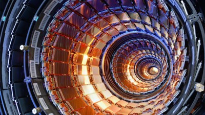 Dans le domaine de la physique quantique, des niveaux d’énergie extrêmement élevés sont nécessaires, et la fiabilité et la précision sont déterminantes pour le succès. Pour empêcher les particules de s’écarter de leur trajectoire projetée, un matériel PXI peut être utilisé en conjonction avec des dispositifs appelés collimateurs.
