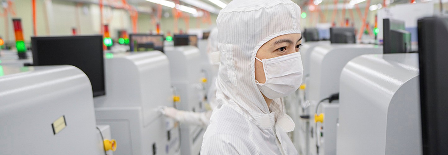 Ingeniero eléctrico en el laboratorio