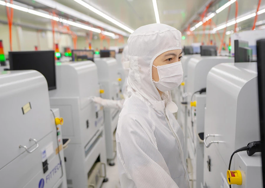 Ingeniero de validación trabajando en el laboratorio