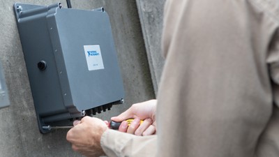 Der Anlagenbauer installiert drahtlose Geräte für die Anlagenzustandsüberwachung.