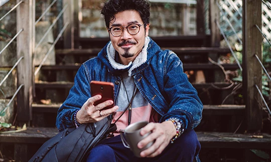 persona navegando en un teléfono celular