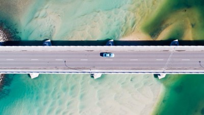 橋の上を走る車の空撮