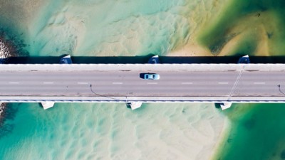 Luftaufnahme eines Autos auf einer Brücke