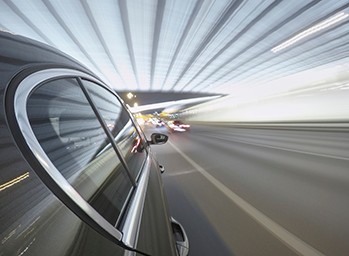 Voiture roulant sur une route