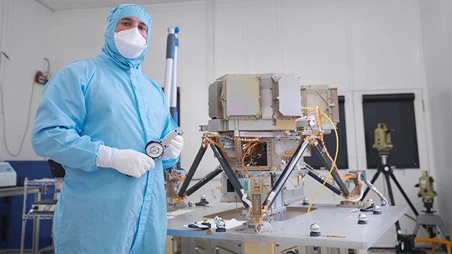 Ingeniero de fabricación con un traje azul probando la fidelidad del enlace de datos