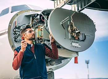 Flugzeugtechniker, der an Radargeräten im Nasenkegel arbeitet