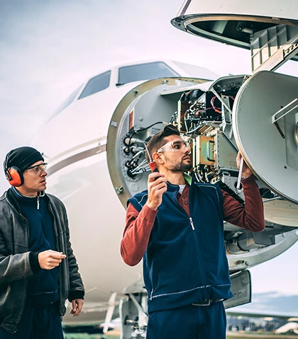 Eine Person, die am Flugwetter-Radarsystem eines Flugzeugs im Radom arbeitet.