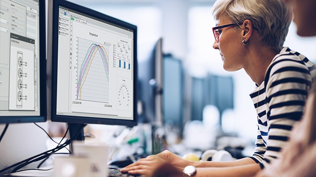 Ingeniero que usa el software FlexLogger para medidas de temperatura