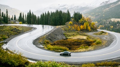 山間部の道路を走る車