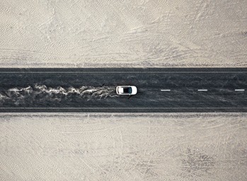 Vista aérea del coche transitando por la carretera