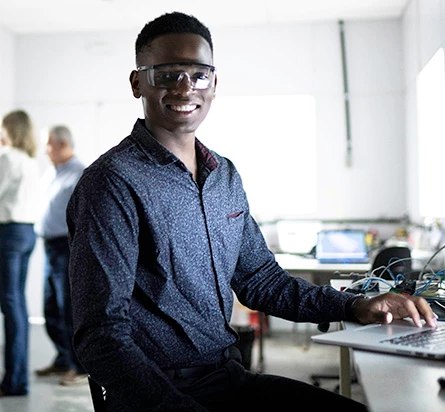 Un partenaire de NI aide une équipe d’ingénieurs à configurer leur système de test de batteries en fonction de leurs exigences en matière de test