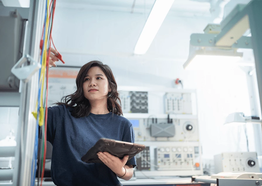 Ingeniero de validación trabajando en el laboratorio