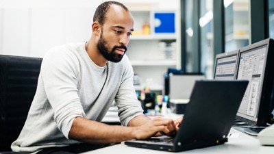 Ingenieur konfiguriert Messungen auf dem Laptop mit FlexLogger-Software