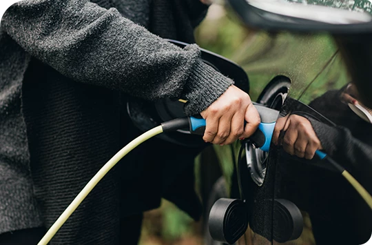 Vehículos eléctricos realizando carga de manera segura