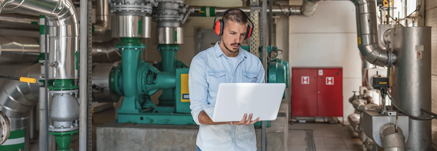 Ingeniero de pruebas mira una laptop para monitorear los activos de pruebas