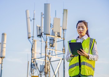 Ein Ingenieur in einem Labor testet ein Gerät