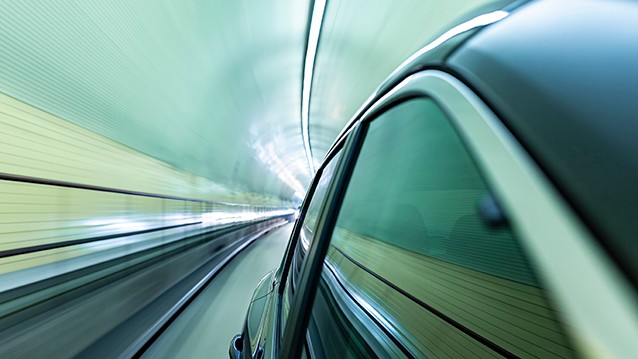 voiture dans un tunnel