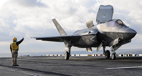 Avión de combate listo para su lanzamiento