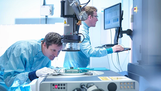 Écran de laboratoire affichant le logiciel NI LabVIEW