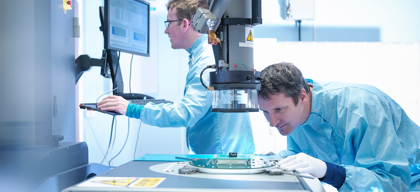 Zwei Halbleiteringenieure validieren Mischsignal-ICs in einem modernen Labor