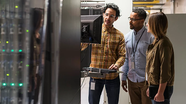 ​Les ingénieurs connectent SystemLink à l’infrastructure informatique. 