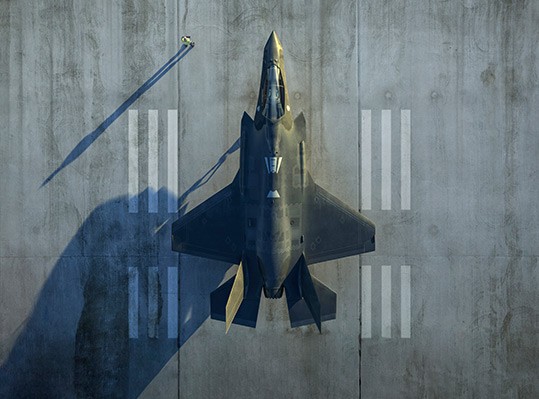 활주로에 있는 F-35의 항공 사진 
