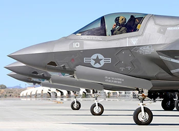 Nahaufnahme des Cockpits und des vorderen Rumpfteils eines Militärjets (F-35)