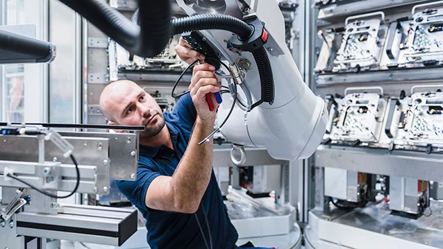 Un ingeniero conectando maquinaria