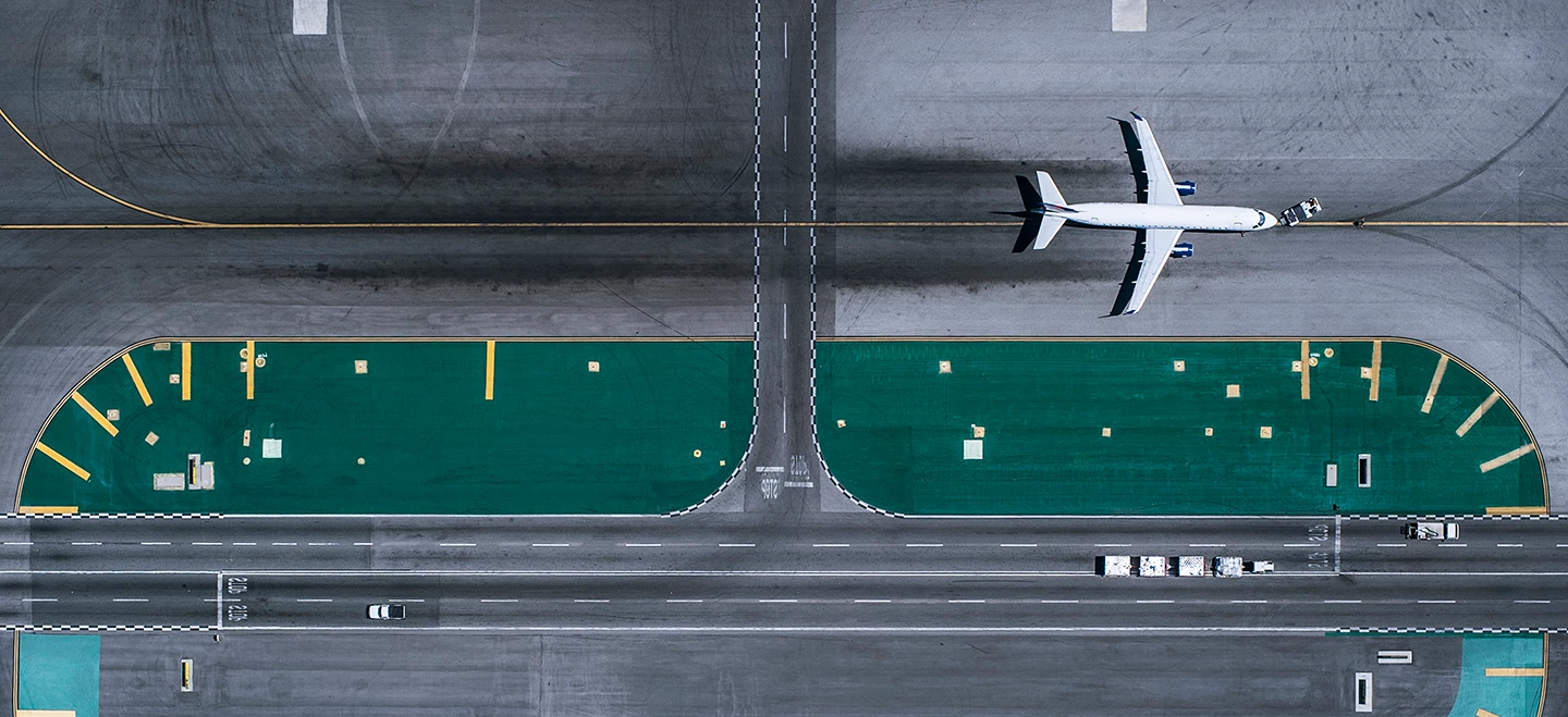 Un avión comercial avanza por un tramo de la pista.