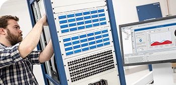 Technicien travaillant sur des équipements de test