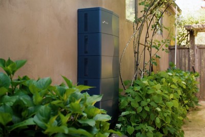 Gros plan sur une batterie domestique Lunar Energy montée sur un mur en stuc.
