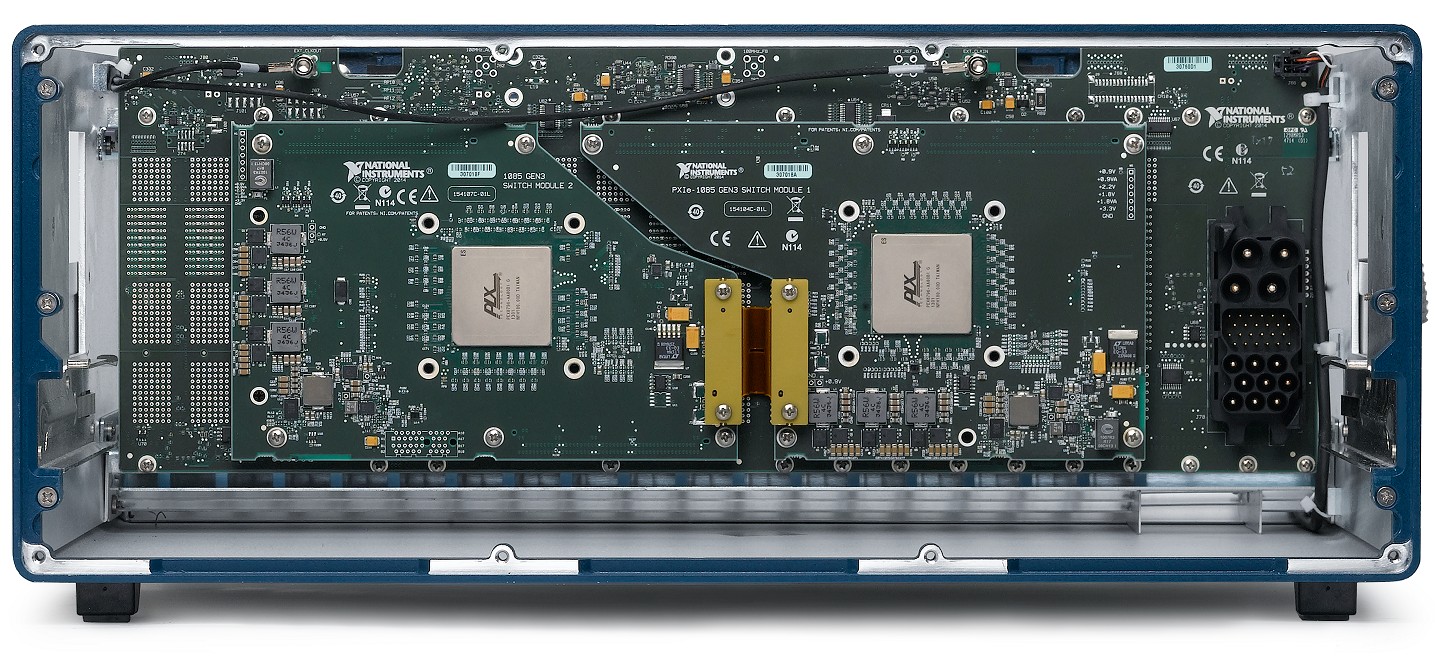 PCI Express Gen 3 기술을 기반으로 하는 NI 고성능 섀시 백플레인의 후면