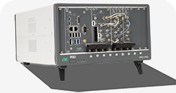 Châssis PXI avec contrôleur, DMM, oscilloscope et autres modules PXI installés.