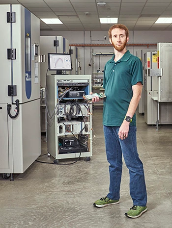 Ingeniero en el laboratorio de validación