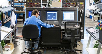 Un ingeniero configura las pruebas en un laboratorio.