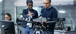 Dos ingenieros configuran un dron