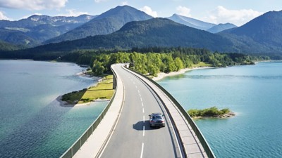 Auto fährt auf Brücke über ein Gewässer