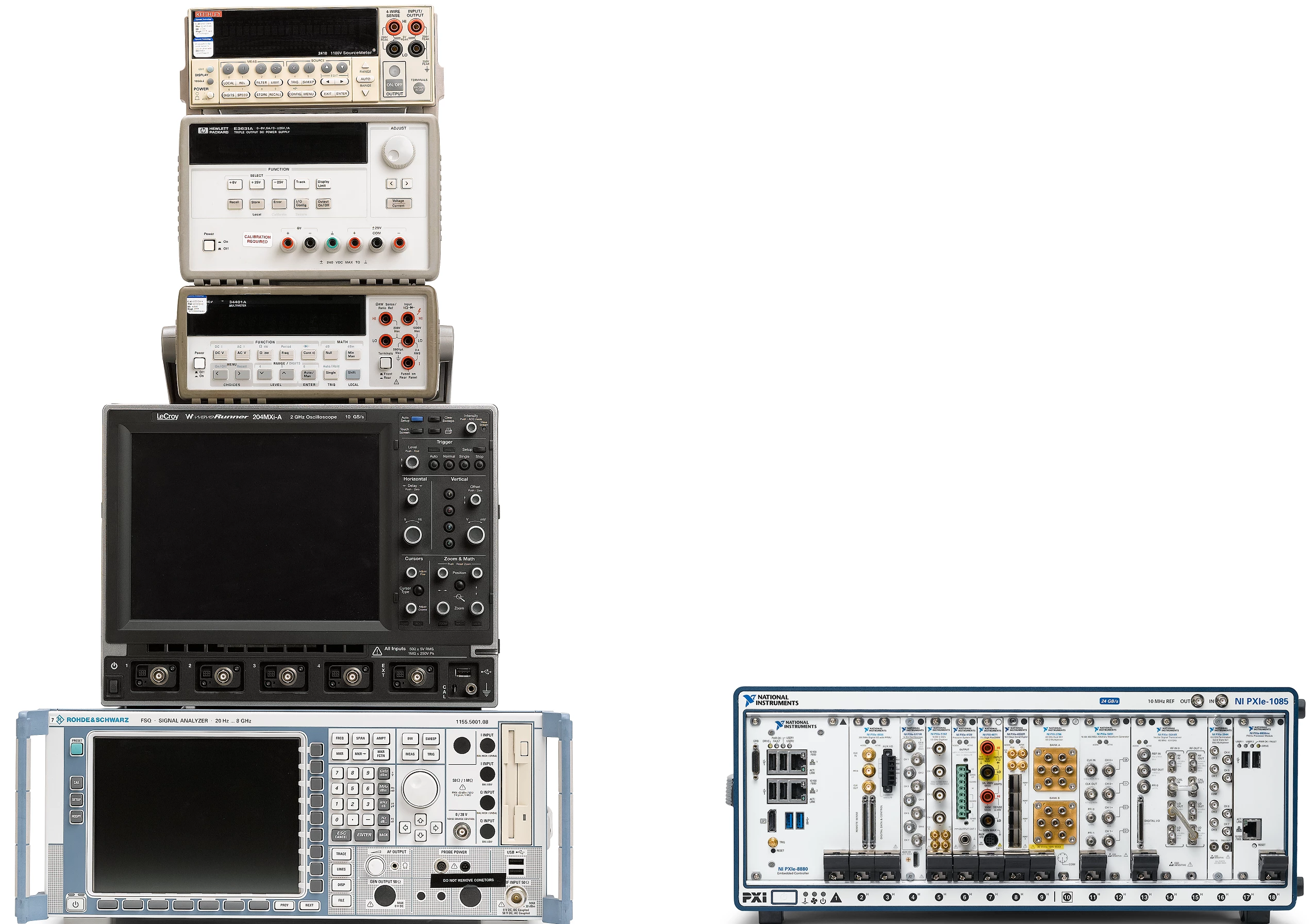 5개의 기존 박스형 인스트루먼트 스택(왼쪽)과 여러 인스트루먼트가 있는 PXI 기반 시스템(오른쪽)을 나란히 비교